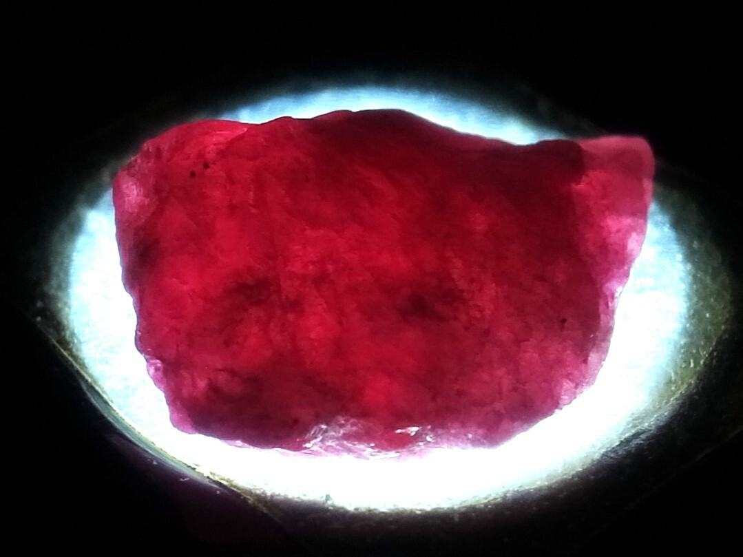 11.38ct 新品・天然レッドピンクスピネル原石 ミャンマー産 ブラックライトで真っ赤に変色します。の画像5