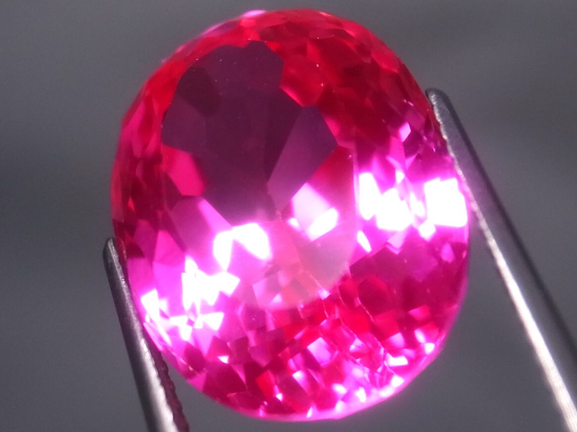 20.50ct 新品・ギラギラの凄いテリ・ブラックライトでビビッドピンク発色効果・合成ピンクサファイヤ _ギラギラの凄いテリです。