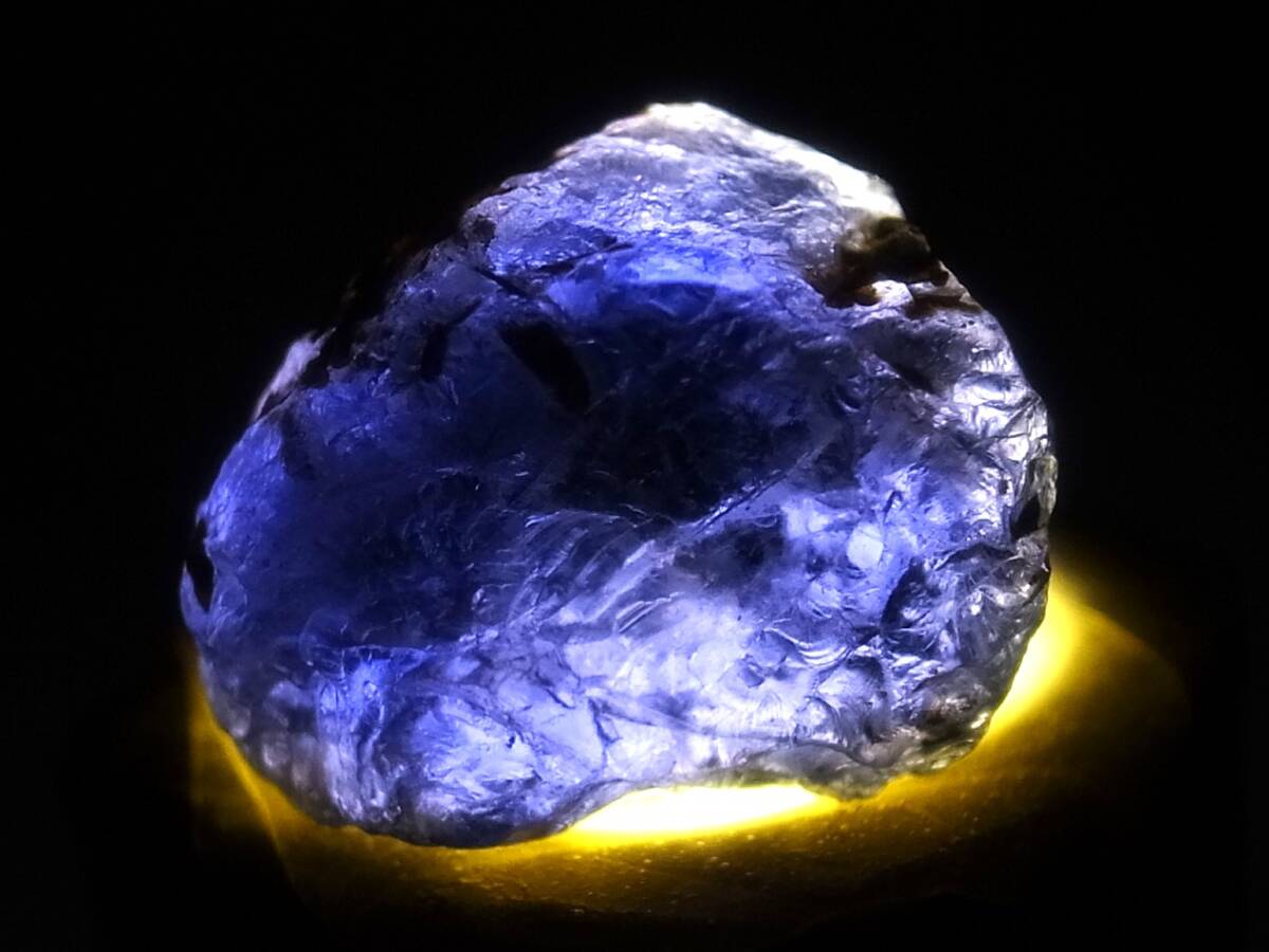 13.17ct 新品・鮮明な多色性石・非加熱未処理・透明感のある上質な宝石品質・天然アイオライト（菫青石）原石 マダガスカル産_上質のサファイヤブルーに見えます。 
