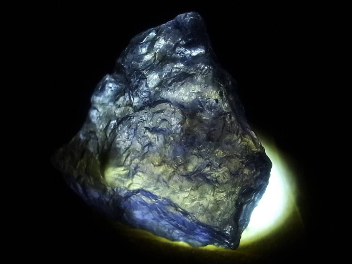 17.86ct 新品・鮮明な多色性石・非加熱未処理・透明感のある上質な宝石品質・天然アイオライト（菫青石）原石 マダガスカル産_イエローに見えます。