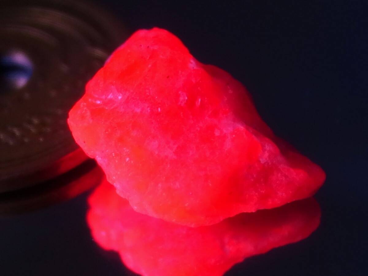 11.38ct 新品・天然レッドピンクスピネル原石 ミャンマー産 ブラックライトで真っ赤に変色します。_ブラックライトで真っ赤に変色します。