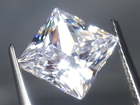 4.78ct 8x8㎜ VVSランク級で極上のカット品質・プリンセスカット キュービックジルコニア カット面が多く最高品質の輝きの特級品ですの画像1