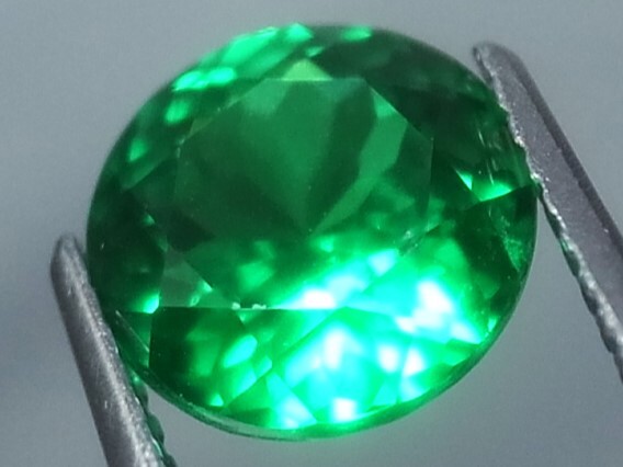 2.72ct 新品・エメラルドカラー合成人造宝石ヤグセラミック ＹＡＧ （イットリウム・アルミニウム・ガーネット）_多面カットで、超ギラギラのテリです。