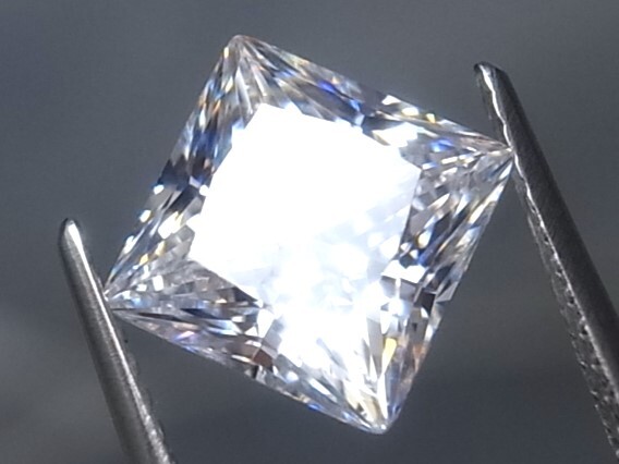 4.78ct 8x8㎜ VVSランク級で極上のカット品質・プリンセスカット キュービックジルコニア カット面が多く最高品質の輝きの特級品ですの画像3