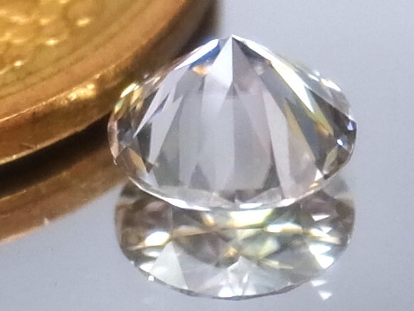 0.92ct c 新品・希少石・地球上で天然ダイアモンドの次に硬い石　モース硬度9.5 合成モアッサナイト_画像7