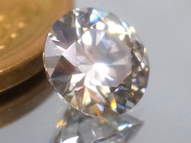 0.92ct c 新品・希少石・地球上で天然ダイアモンドの次に硬い石　モース硬度9.5 合成モアッサナイト_画像2