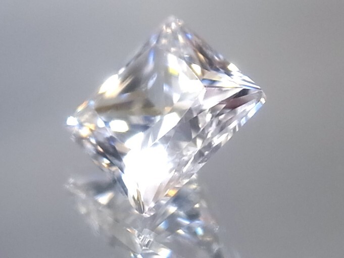 4.78ct 8x8㎜ VVSランク級で極上のカット品質・プリンセスカット キュービックジルコニア カット面が多く最高品質の輝きの特級品ですの画像5