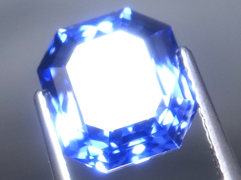 6.48ct 新品・最先端技術のレーザー光線によるニュータイプのカット仕上げ ・虹色輝きも良好 タンザナイトカラーキュービックジルコニア_画像3