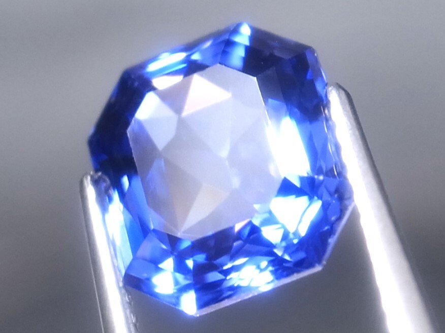 6.48ct 新品・最先端技術のレーザー光線によるニュータイプのカット仕上げ ・虹色輝きも良好 タンザナイトカラーキュービックジルコニア_画像6