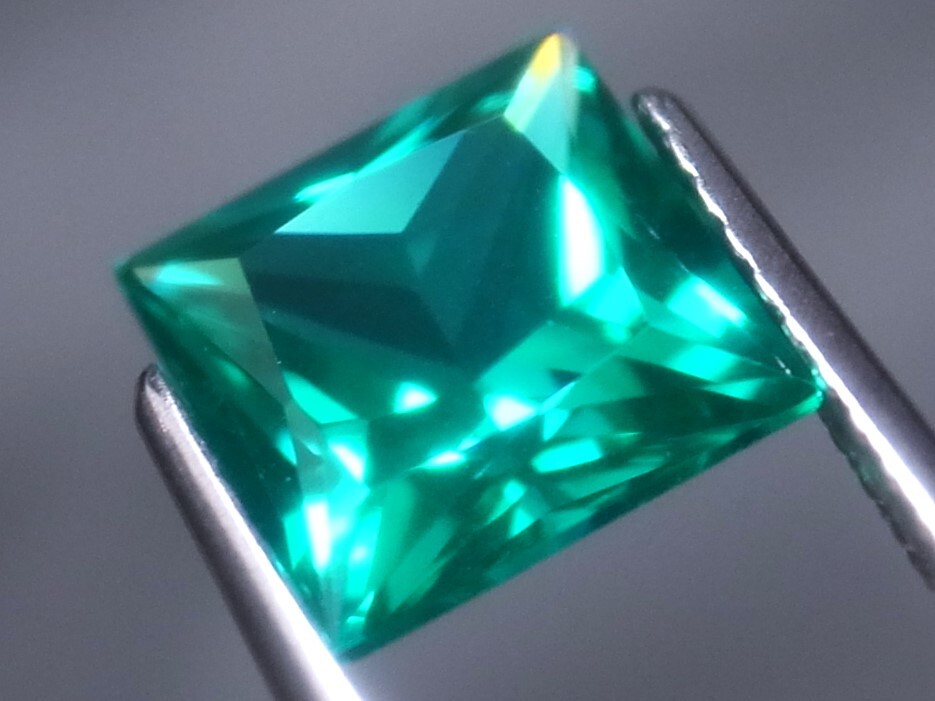 3.74ct 新品・大粒サイズ・グリーンパライバカラー 合成人造宝石ヤグセラミック ・ＹＡＧ （イットリウム・アルミニウム・ガーネット）の画像3