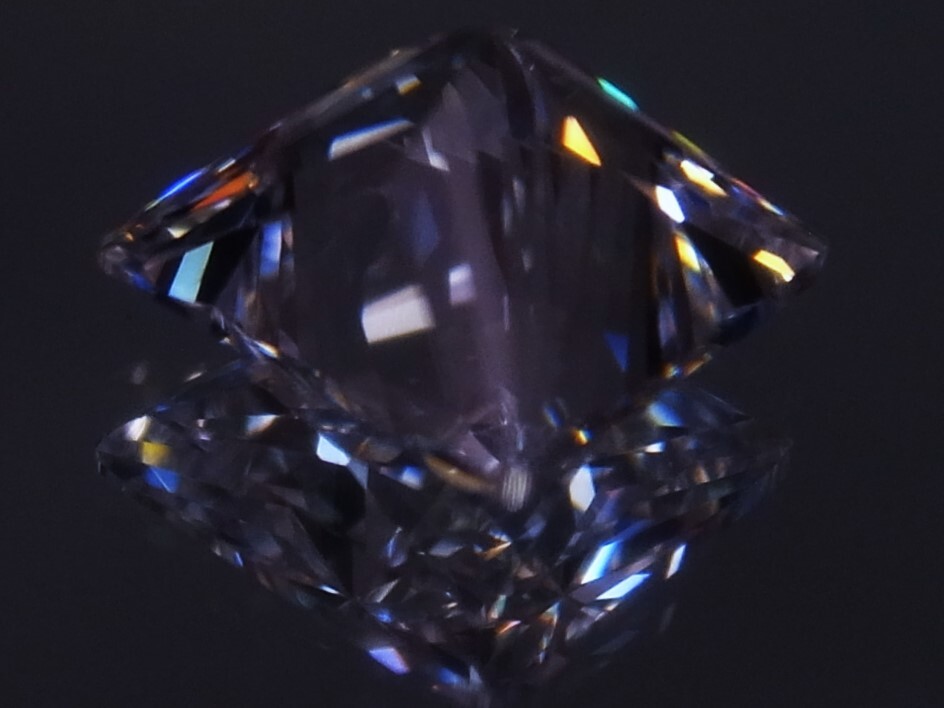 4.76ct 8x8㎜ VVSランク級で極上のカット品質・プリンセスカット キュービックジルコニア　カット面が多く最高品質の輝きの特級品です_虹色ファイヤが確認できます