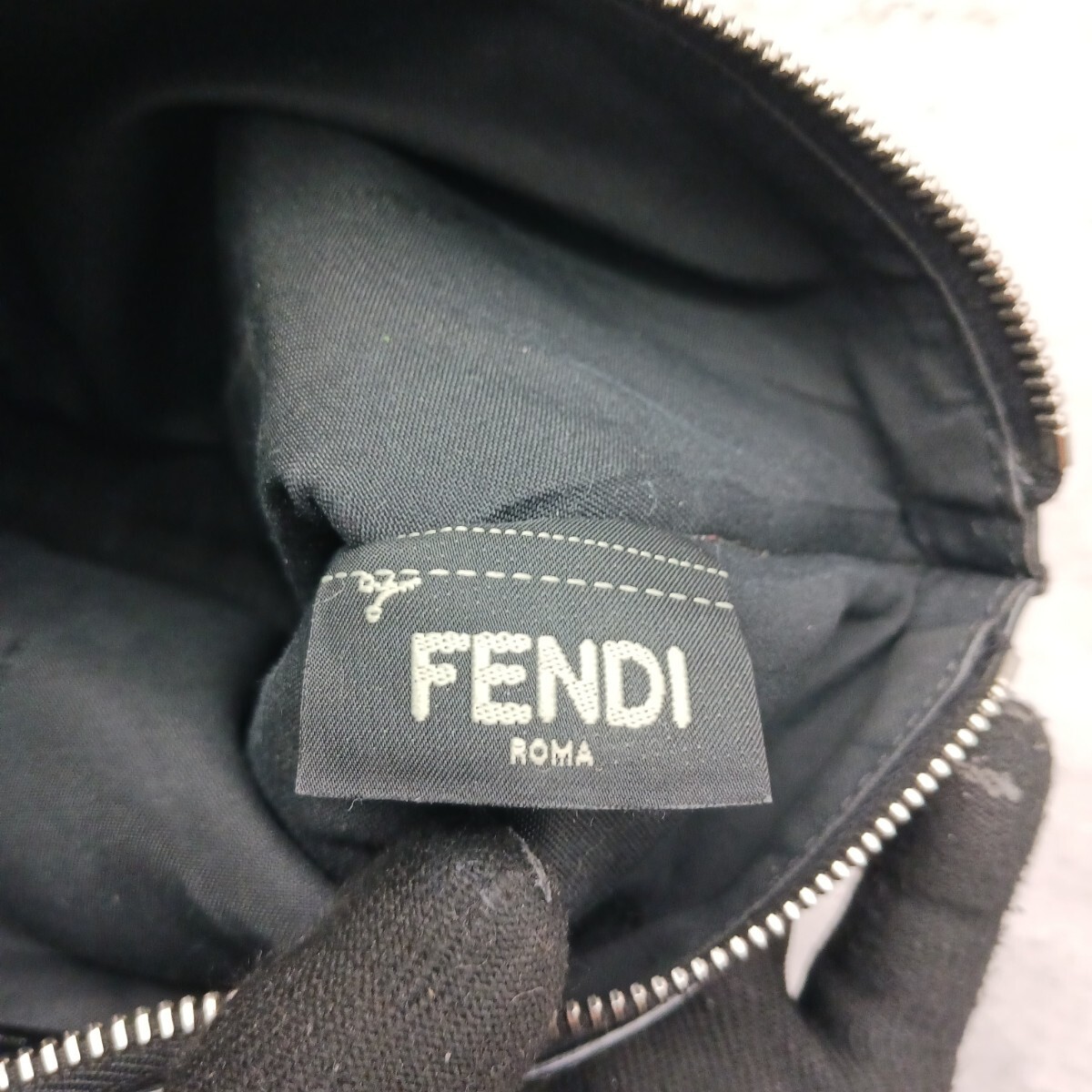 極美品 FENDI フェンディ クラッチバッグ ブラック シルバー モンスター ファスナー 薄型 ポーチ セカンドバッグ レザー ロゴ スリム 革 