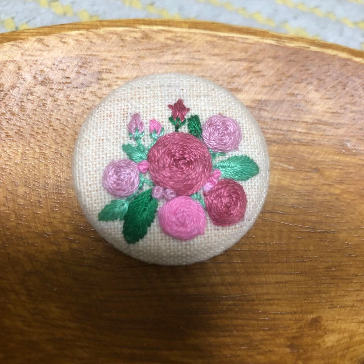 ハンドメイド くるみボタン 刺繍ブローチ 薔薇　訳あり