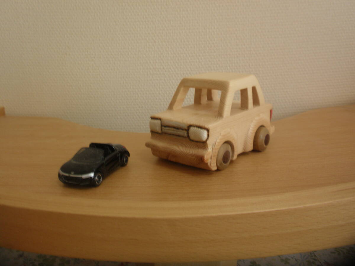 木工作家の私（智や）が作った８９５番目の作品（作品名：オリジナルカー）です。_ミニカーとのサイズ比較(ミニカー付属なし)