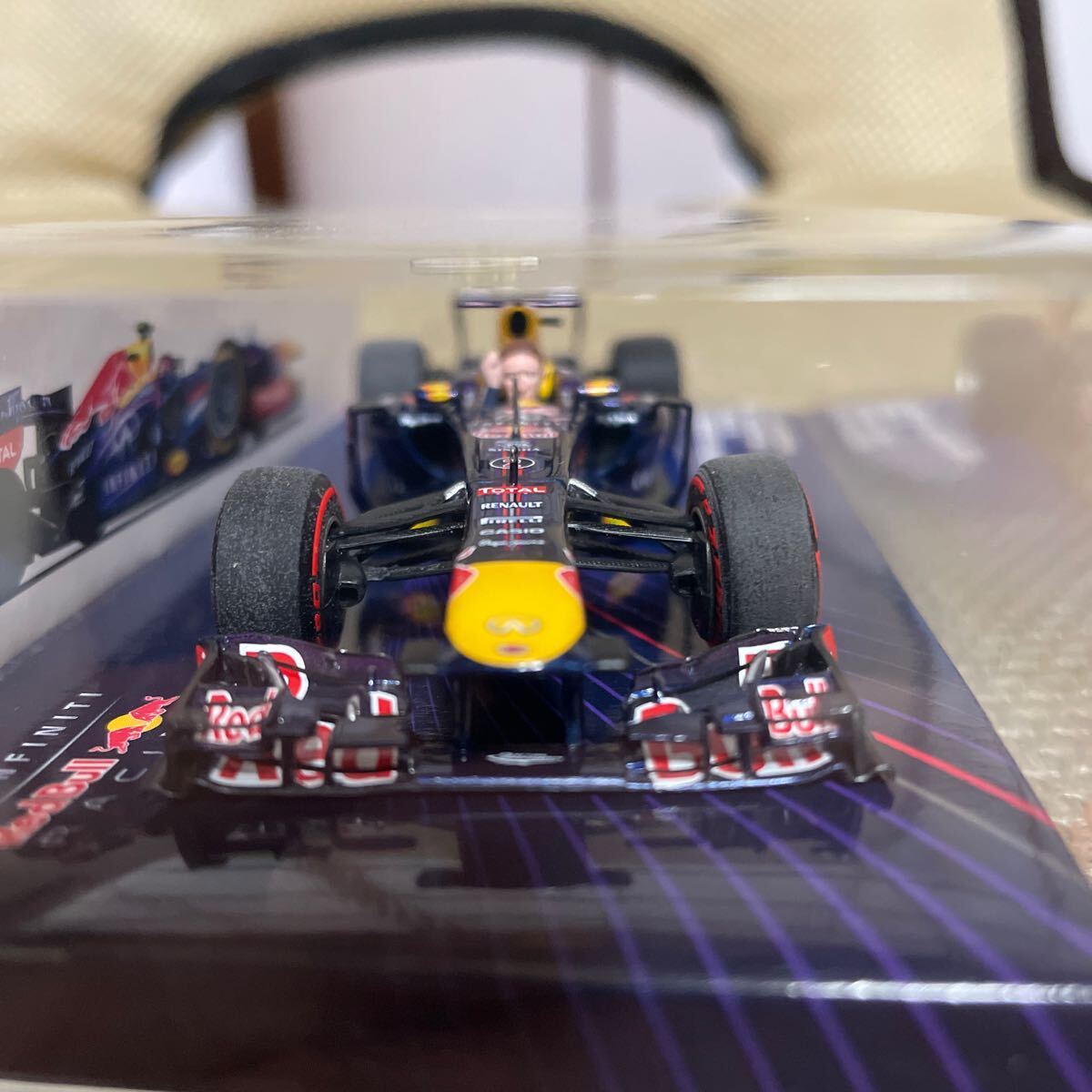 ミニチャンプス1/43 レッドブルレーシングRB9 ファイナルグランプリブラジルGP2013 M.ウェバー訳あり品_画像5