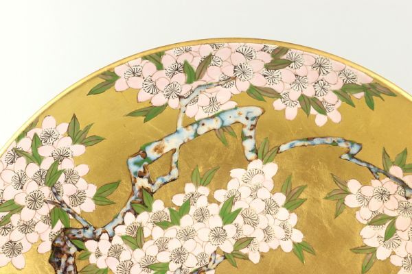 5370■小野琥山 有田焼 琥山窯 桜絵金箔押 飾皿 金襴手 大皿 共箱 栞_画像6