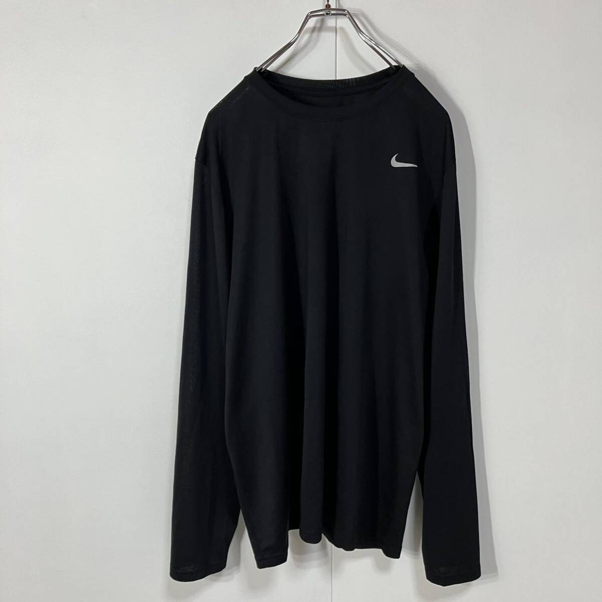 NIKE ナイキ ワンポイント スウッシュ ロゴ プリント クルーネック 長袖 ドライ Tシャツ 古着 ブラック XXLの画像2