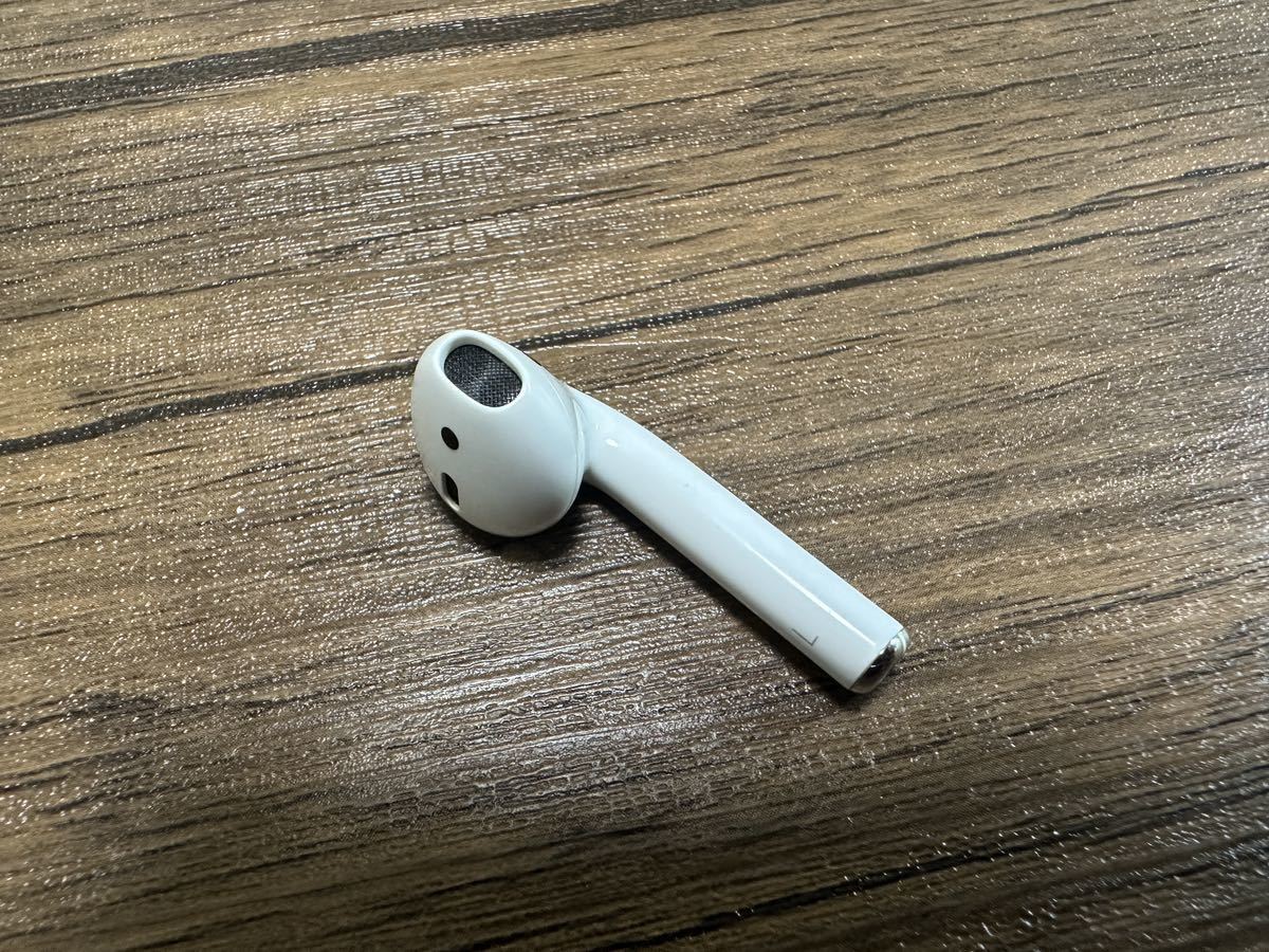 A60 Apple純正 AirPods 第1世代 左 イヤホン MMEF2J/A 左耳のみ　A1722　美品　即決送料無料_画像2
