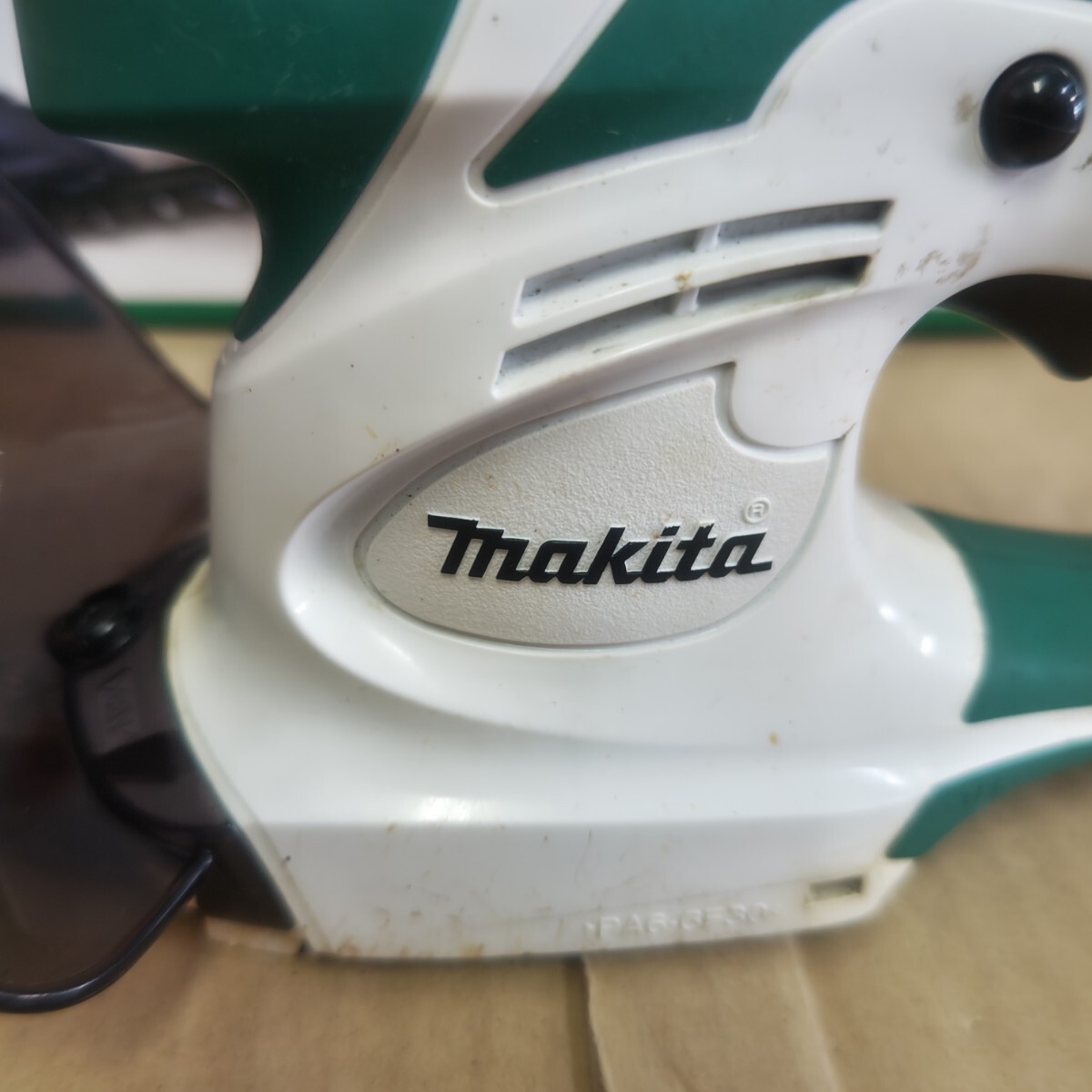 ◎【マキタ ミニ生垣バリカン 】 makita ヘッジトリマー 園芸 ガーデニング MUH2600 260mm 電動工具 ミニ生垣 バリカン 153-27_画像2