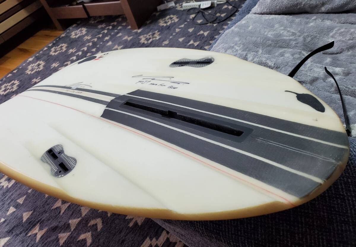 新古Chilli Surfboard　EPSストリンガーツインテック・５‘７“シングルフィン＋サイドFCS2　６チャンネル・特注品_画像6