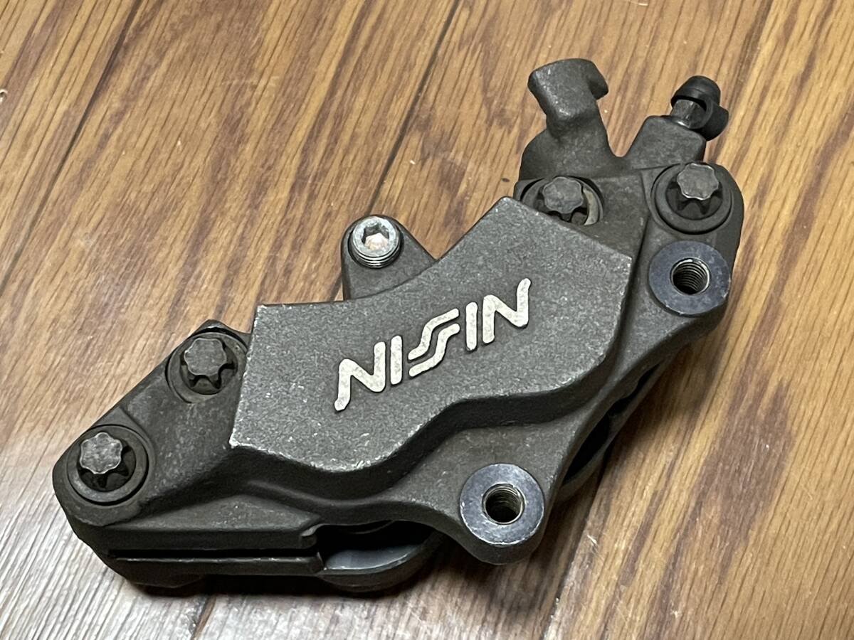 ニッシン　NISSIN　NSR250/MC28 Fブレーキキャリパー右のみ 取付ピッチ６２ｍｍ_画像1