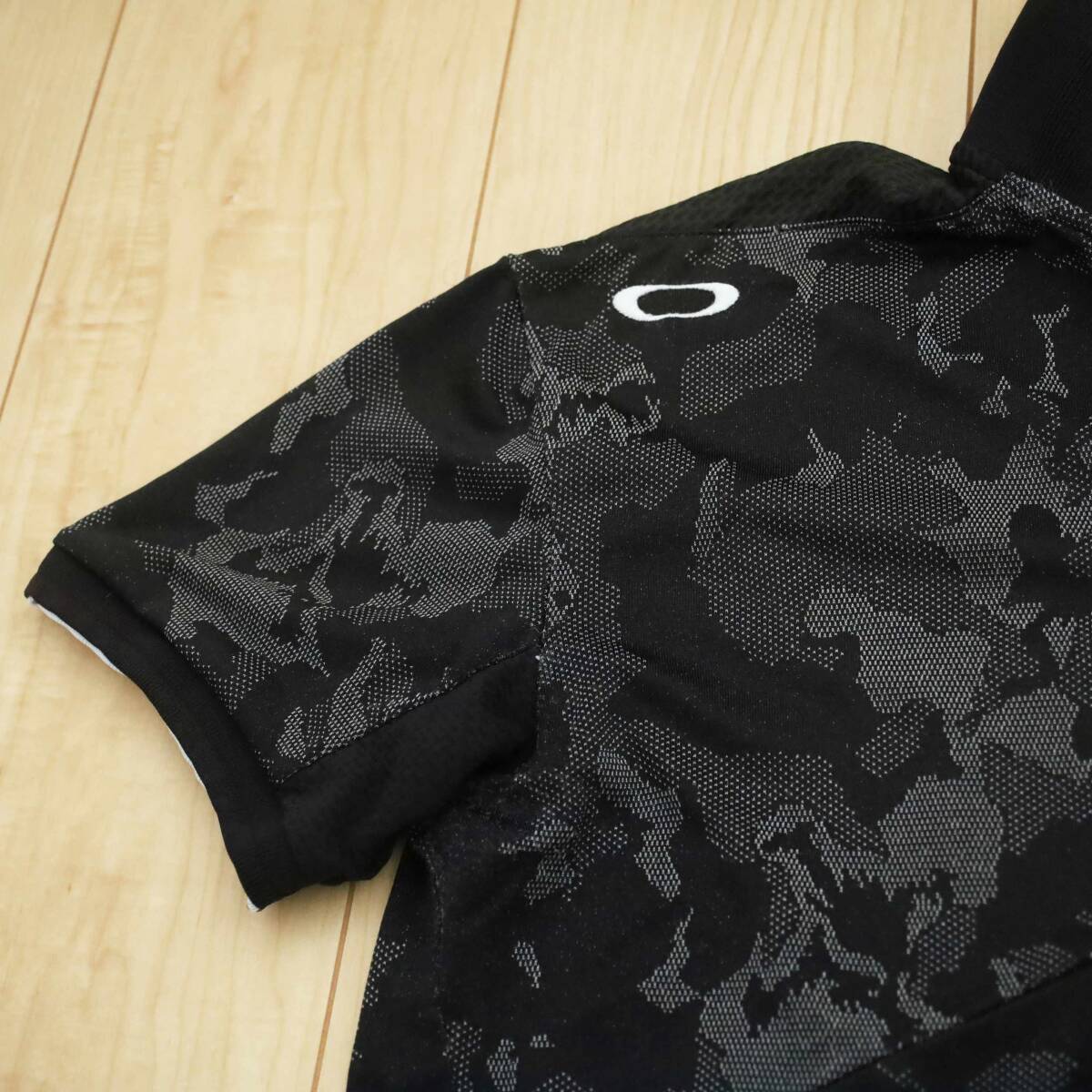 美品 オークリー OAKLEY ポロシャツ 半袖 ブラック迷彩柄 カモフラ M ブラック ゴルフウェアの画像4