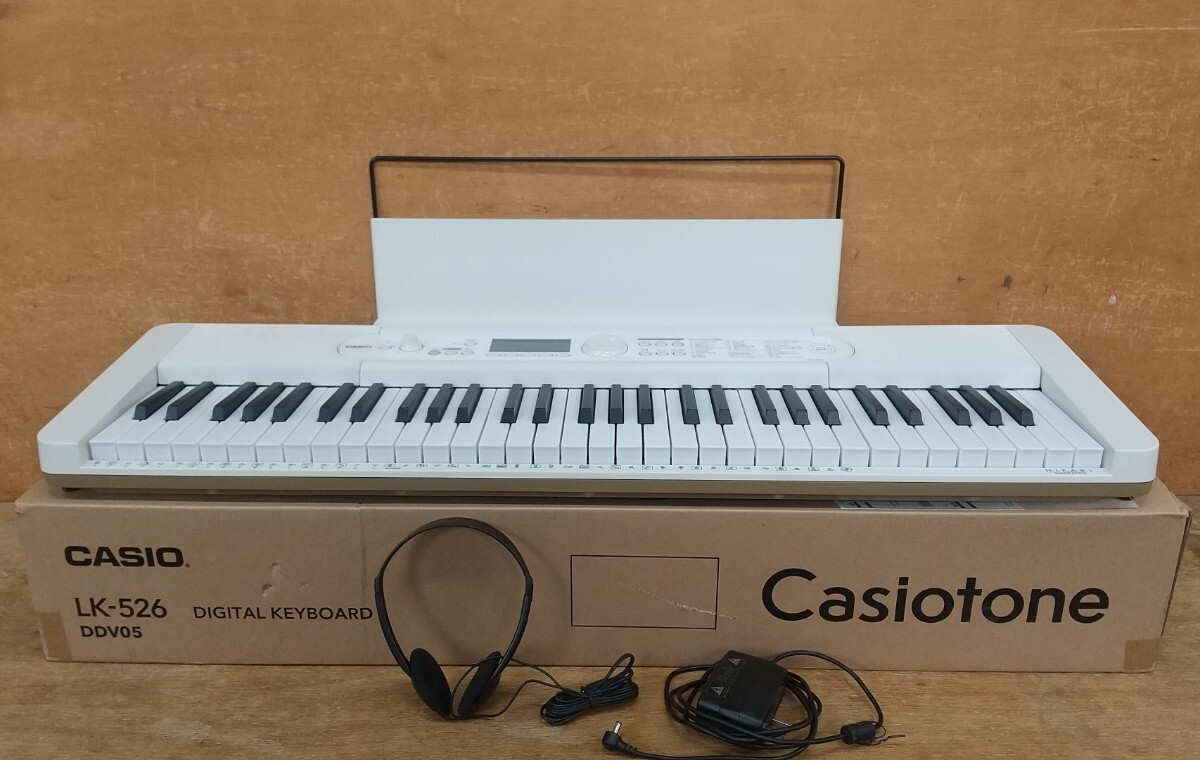 ■ CASIO カシオ CASIOTONE キーボード 電子ピアノ LK-526 DDV05 電源ケーブル・ヘッドフォン・譜面台付属 2022年製 ホワイト■_画像1