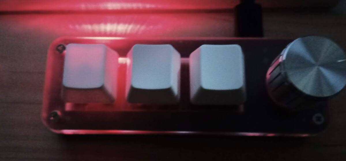 プログラマルマクロキーボード ホットスワップ 白キャップ 赤軸 3KEY 1ノブ RGB LEDの画像4