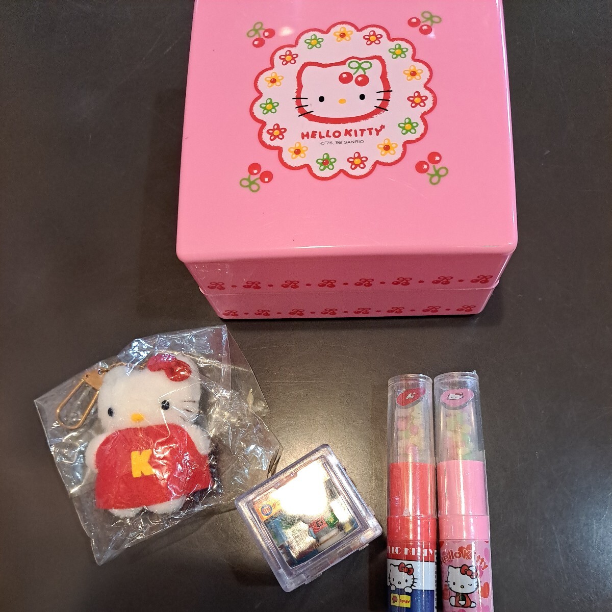 HELLO KITTY キティ キティちゃん 平成レトロ お重箱 ダニエルズCDショップ リップ型金平糖 未開封 レア ぬいぐるみキーホルダー の画像1