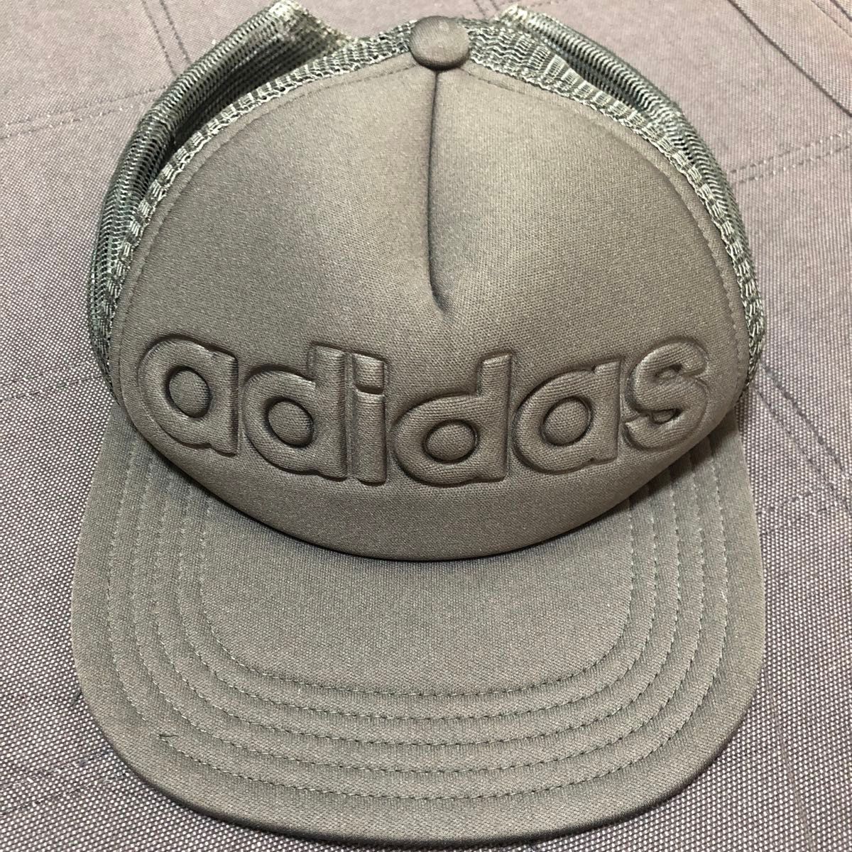 adidas キャップ　フリーサイズ　グレー  帽子