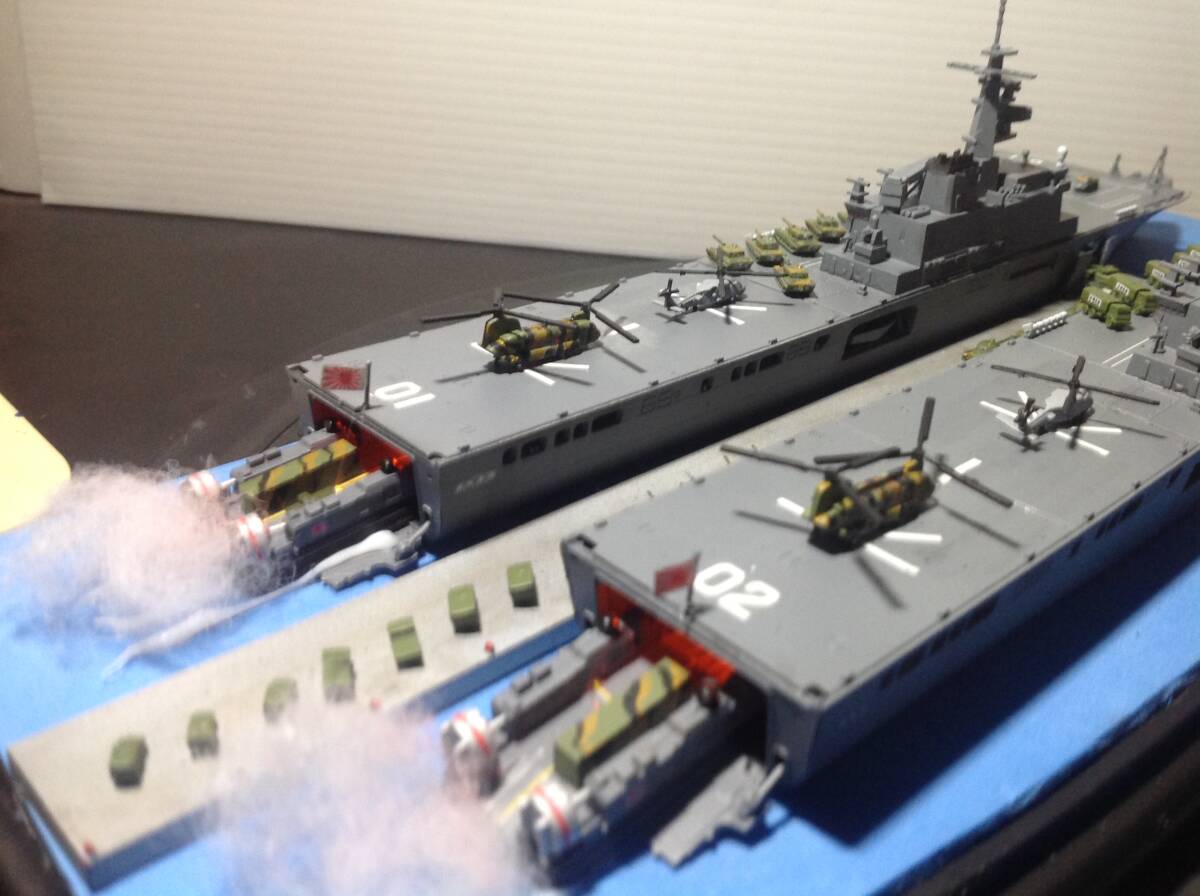 海上自衛隊輸送艦・おおすみ・しもきた・電飾・ジオラマ仕立てケース付き1/700です。_画像10