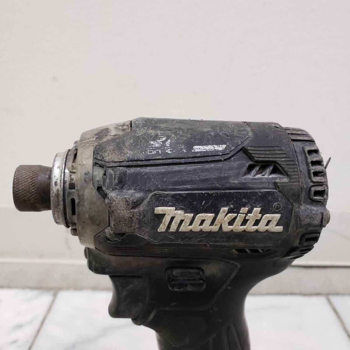 送料700円～ 動作確認済み ジャンク扱い makita TD161D マキタ 充電式インパクトドライバ SN.138999_画像2