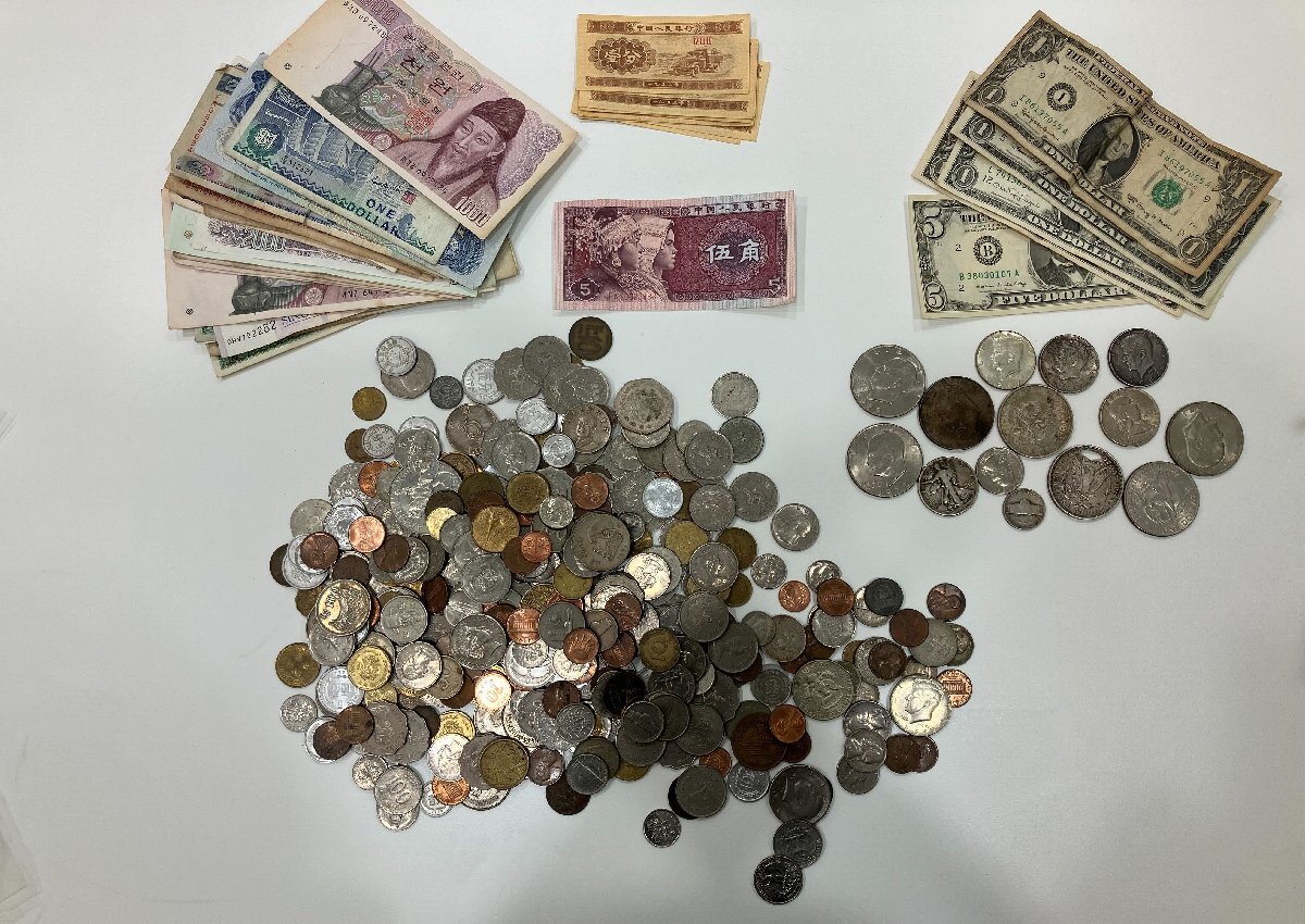 【Q45353】1.9Kg↑ 外国銭 まとめ アメリカ銀貨、メキシコ銀貨、ドル紙幣等 現状品の画像2