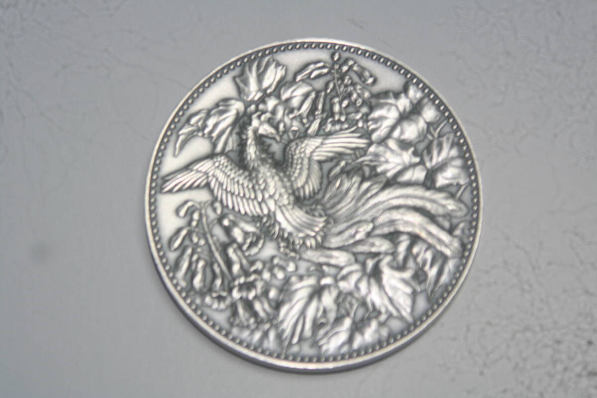 純銀記念メダル 純銀 SV=1000 １９８２年５００円白銅貨幣発行記念 造幣局製 重さ約１２６g ケース付きの画像2