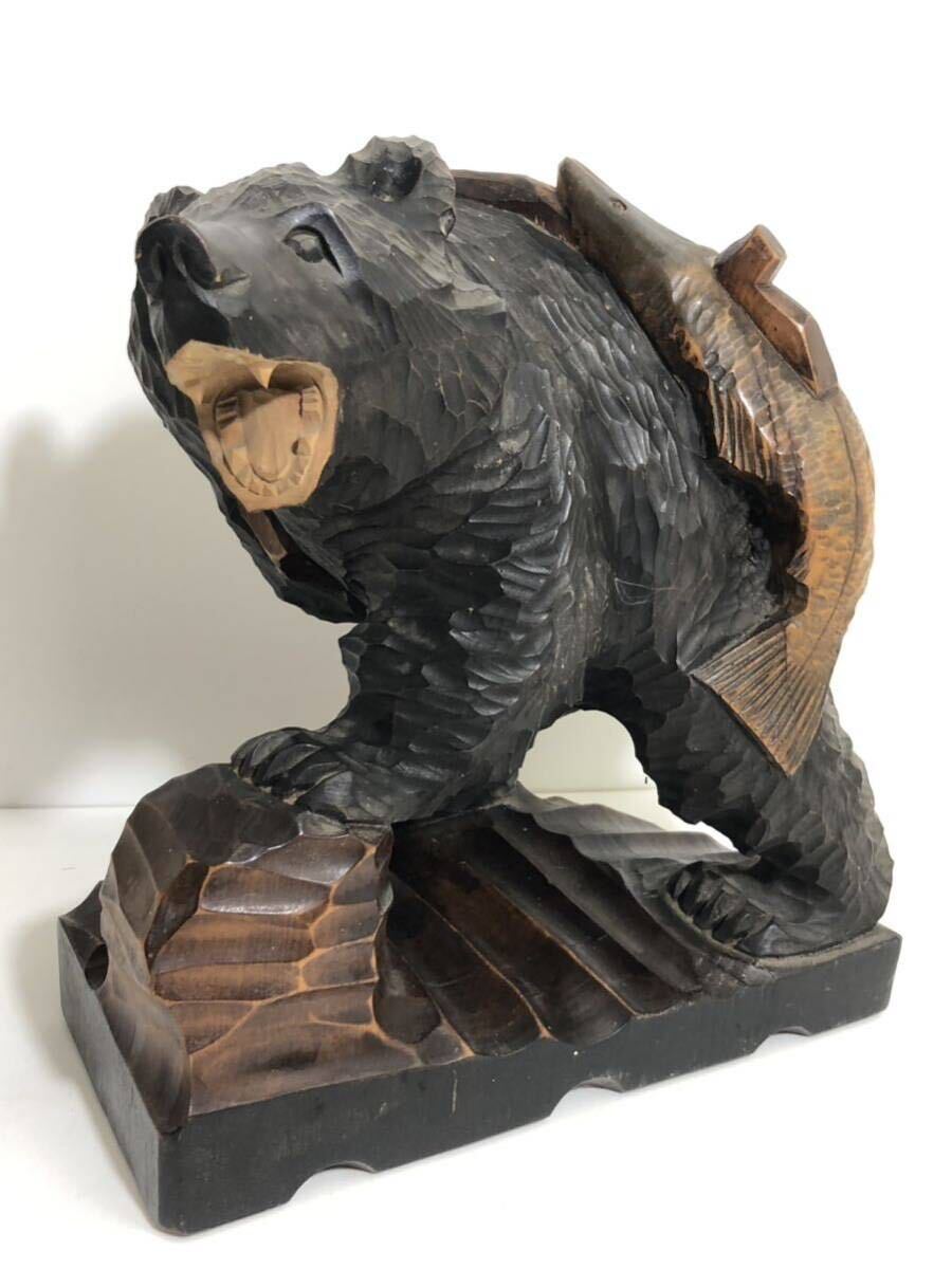 【木彫り 鮭を背負った熊】昭和51年製 北海道旅行記念品◆H27×W22×D14cm◆木工品 工芸品 ビンテージ_画像1