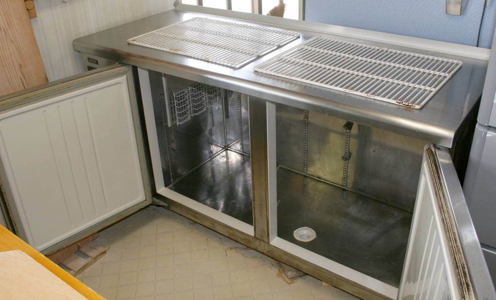 Коммерческий холодильник Sanyo Suc-E1561H тонкий разграничение
