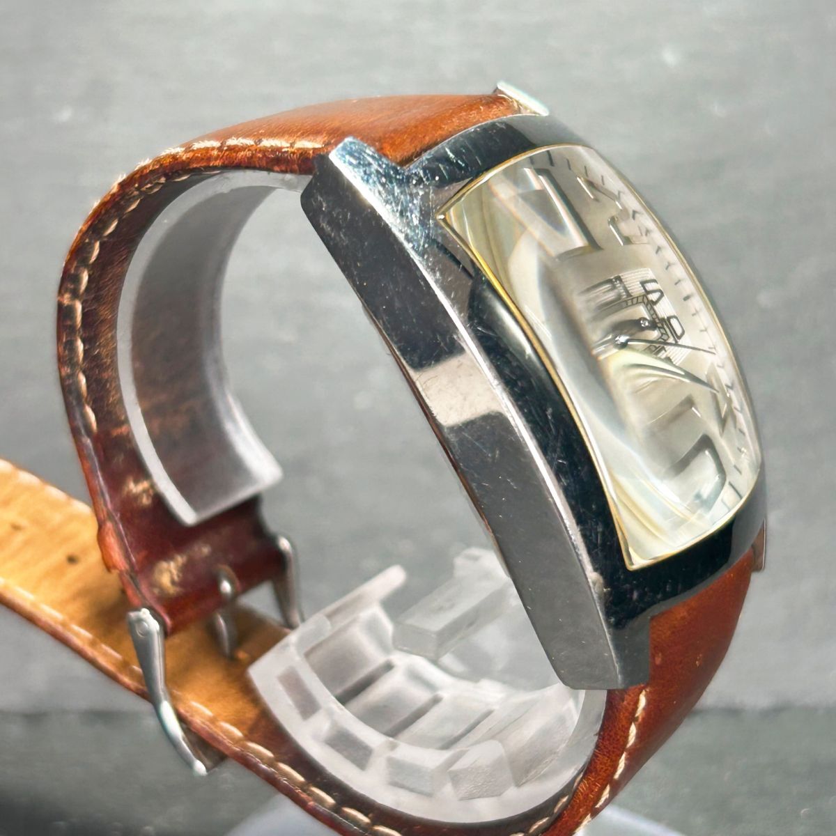 GUESS ゲス 195215G2 腕時計 クオーツ アナログ カレンダー ステンレススチール レザーベルト シルバー文字盤 新品電池交換済み 動作確認済の画像5
