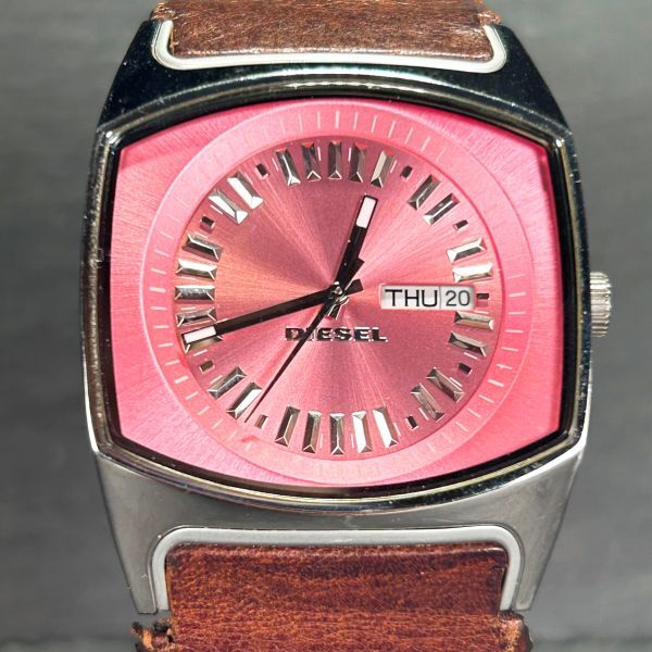 DIESEL ディーゼル DZ-5215 腕時計 クオーツ アナログ 3針 デイデイトカレンダー ピンク文字盤 ステンレススチール レザーベルト ブラウンの画像3
