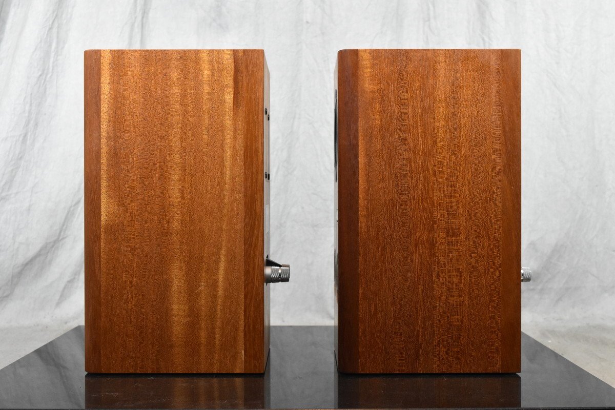 MarkAudio enclosure pair NC5H_Solid Mahogany + details unknown speaker unit pair 