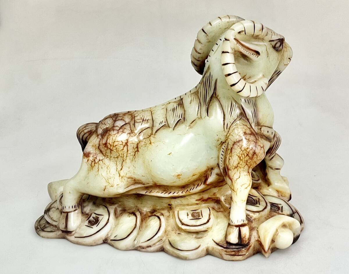 ☆ 中国美術 翡翠 山羊 置物 オブジェ 天然石 彫刻 重量:約3390g ヒスイ ヤギ ★