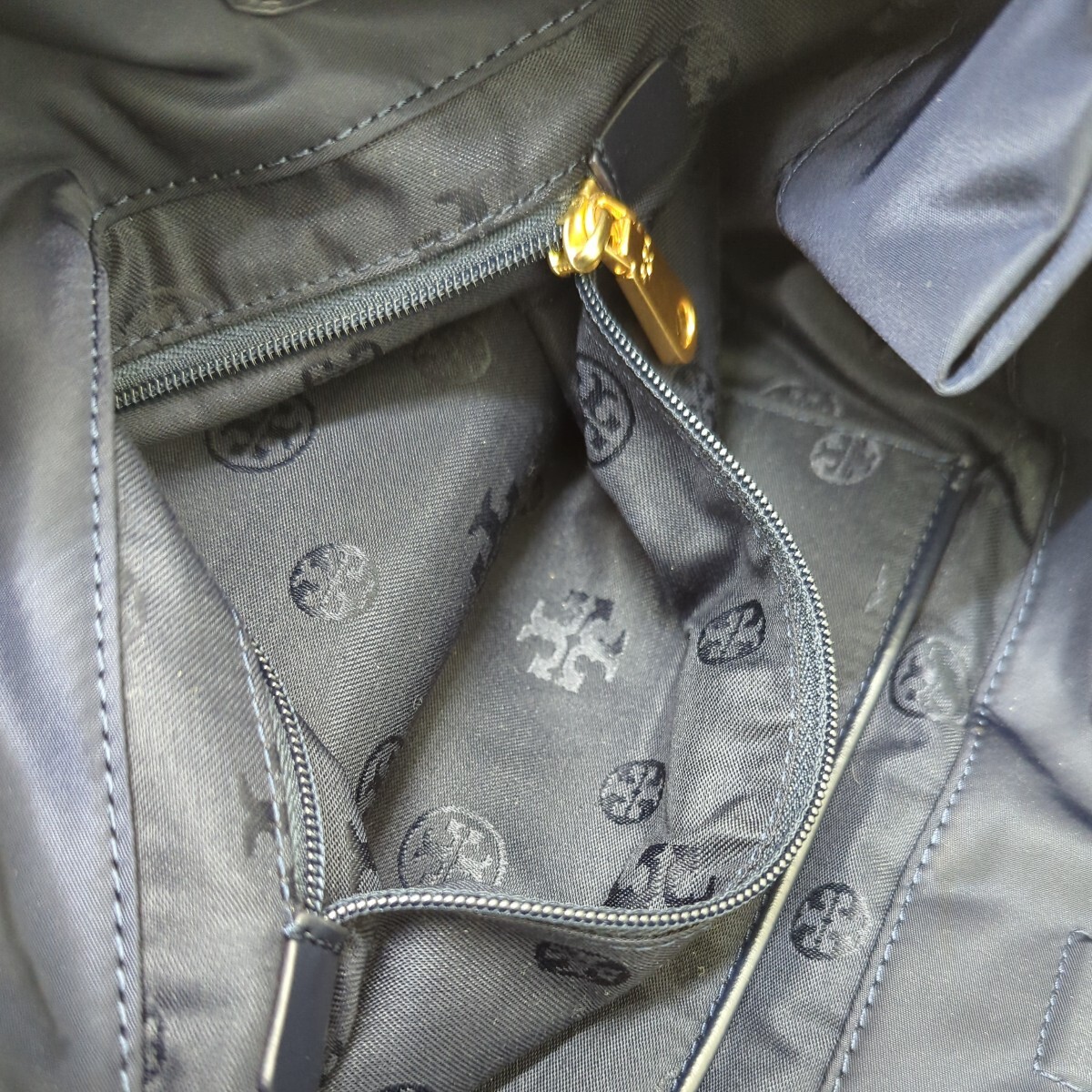 TORY BURCH トリーバーチ エラ ナイロン×レザー ハンドバッグ トートバッグ レディース ネイビー系　10181_画像8