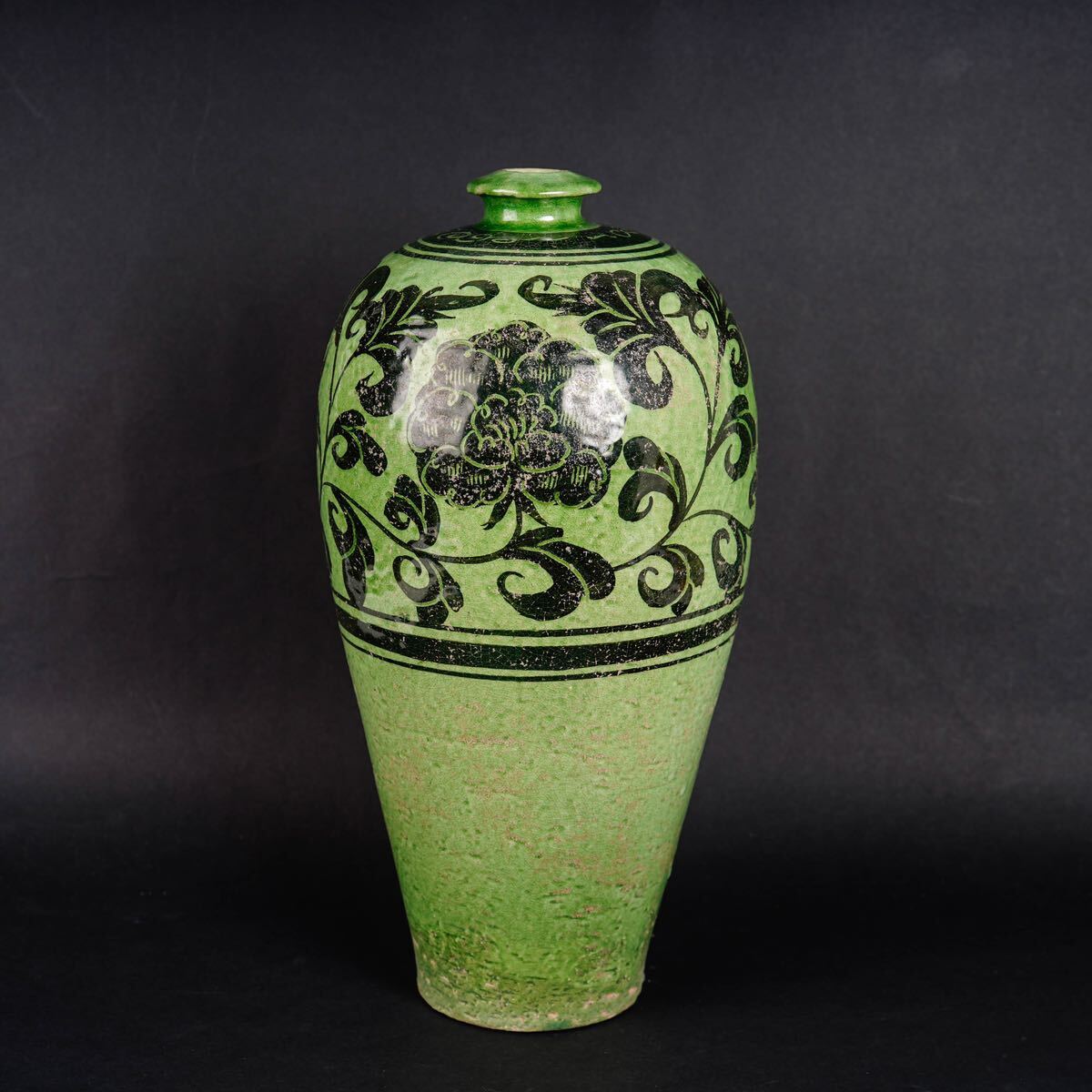 【後】HI001 綠地黑彩花卉文梅瓶 古美術 骨董品 古玩 時代物 古道具 中国美術品 朝鮮美術品 日本美術品の画像1