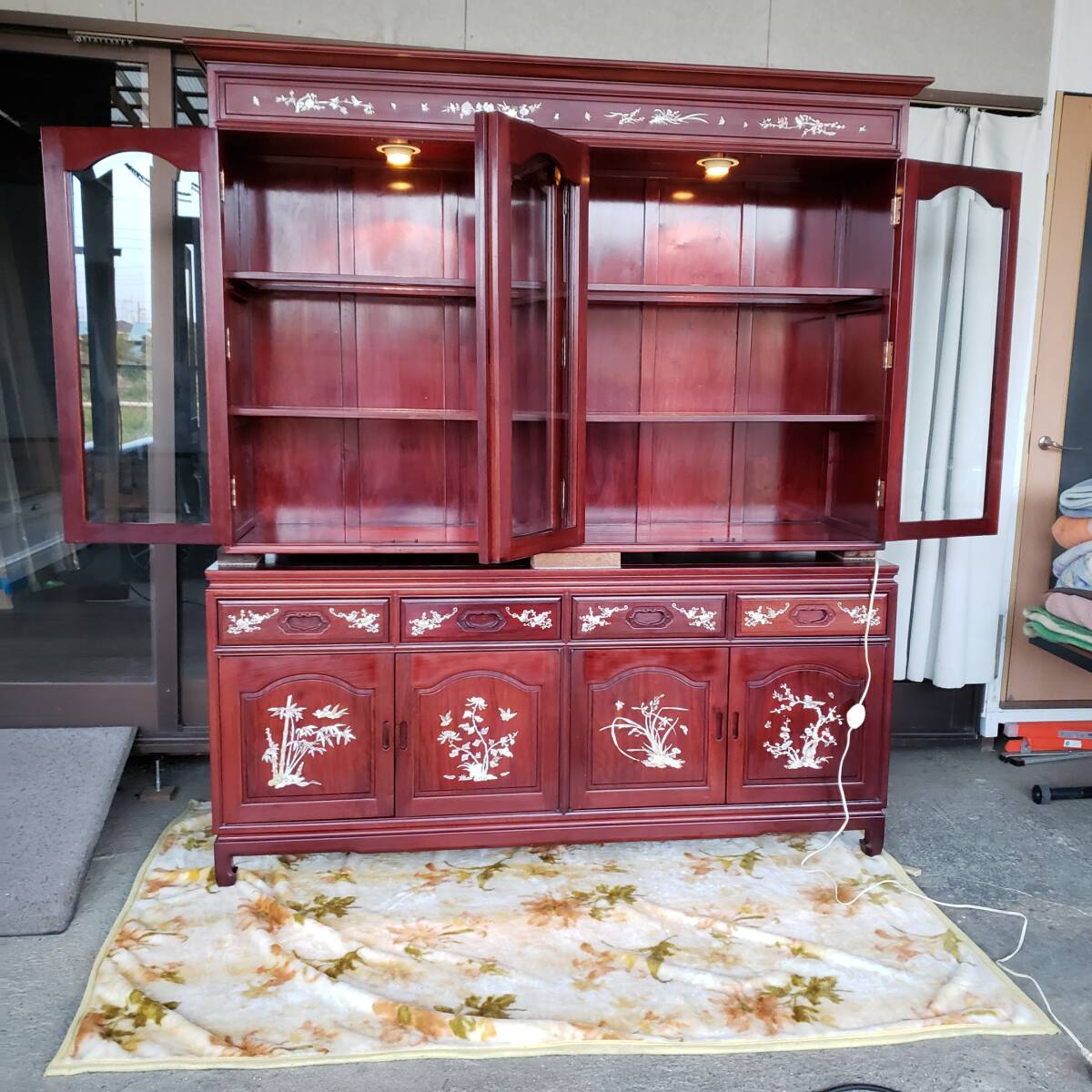 J-697 最高級 螺鈿細工 伝統工芸 唐木家具 花梨材 飾り棚 キャビネット カップボード 食器棚の画像1