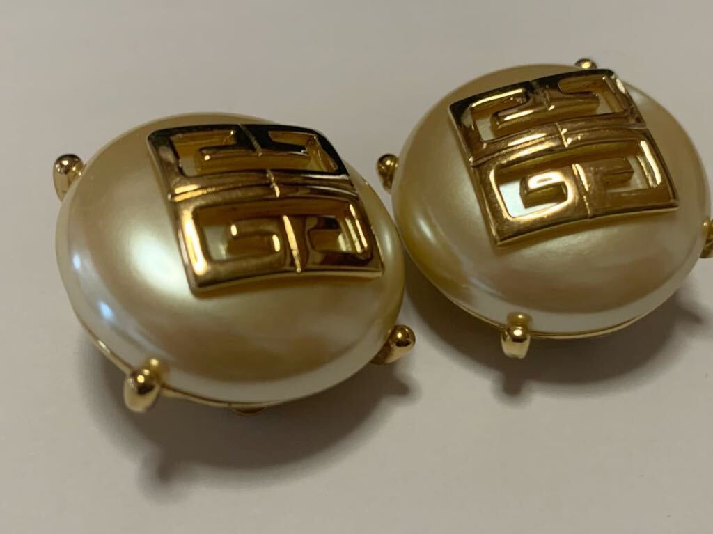 [GIVENCHY]ji van si. Givenchy earrings large grain largish pearl Gold 