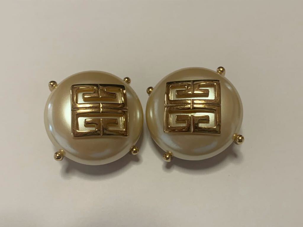 [GIVENCHY]ji van si. Givenchy earrings large grain largish pearl Gold 