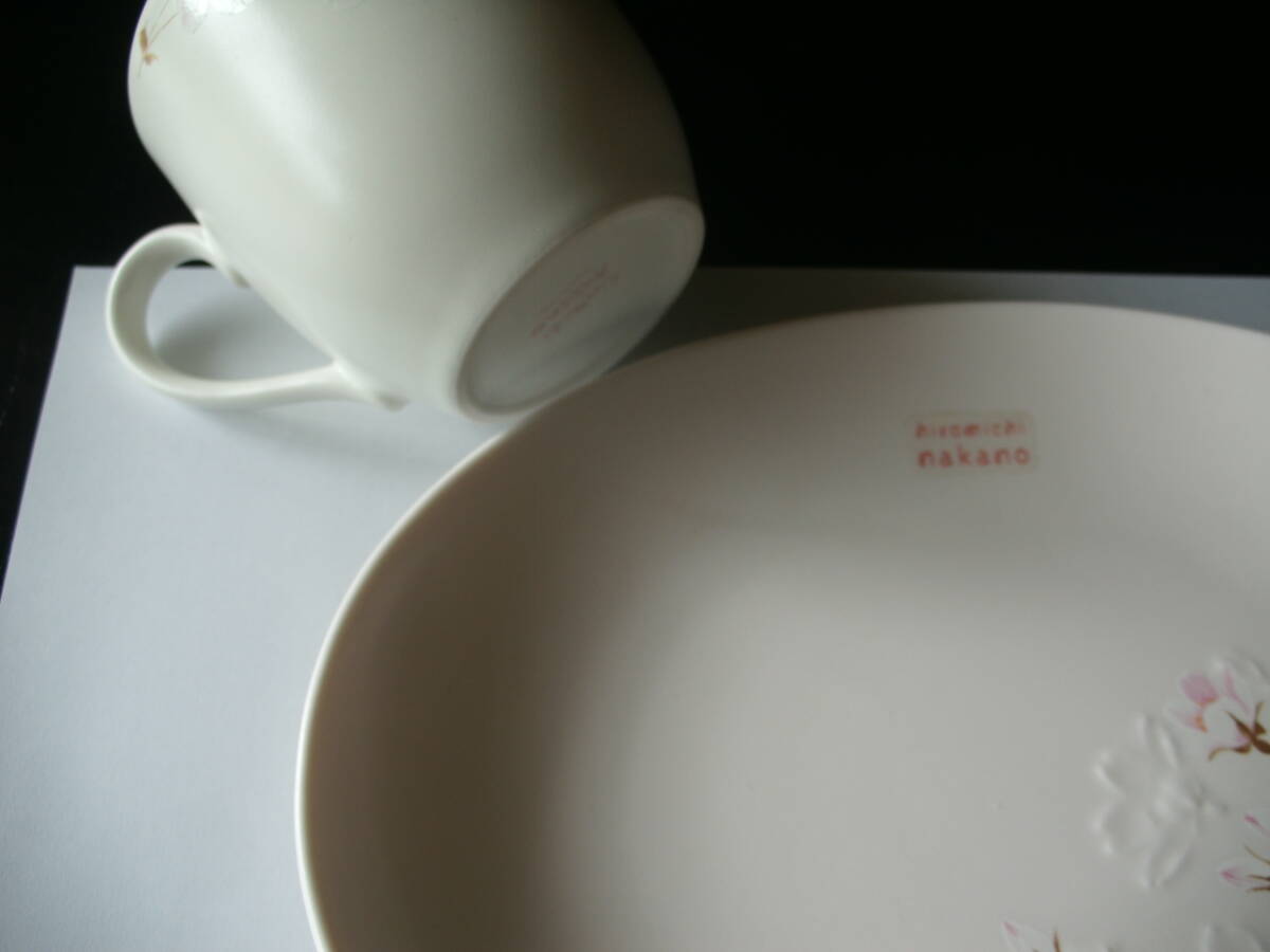 Hiromichi Nakano (ヒロミチ　ナカノ）ペアカフェオレカップと菓子皿セット　未使用　中野祐通　コーヒー　ティー_色の違い　カップ：白系　皿：ピンク系
