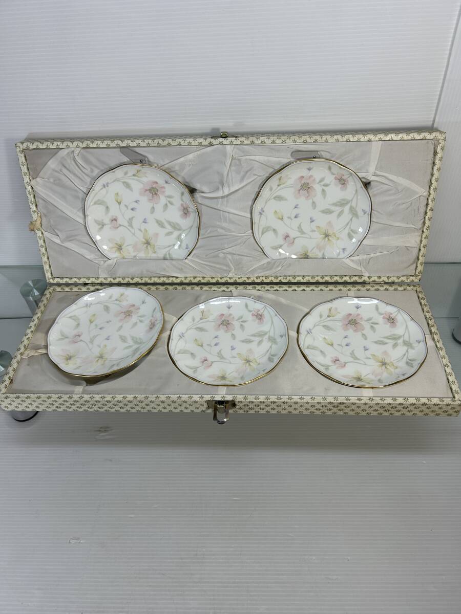 NARUMI BONE CHINA ナルミ 小皿 花柄 金彩 5枚 の画像1