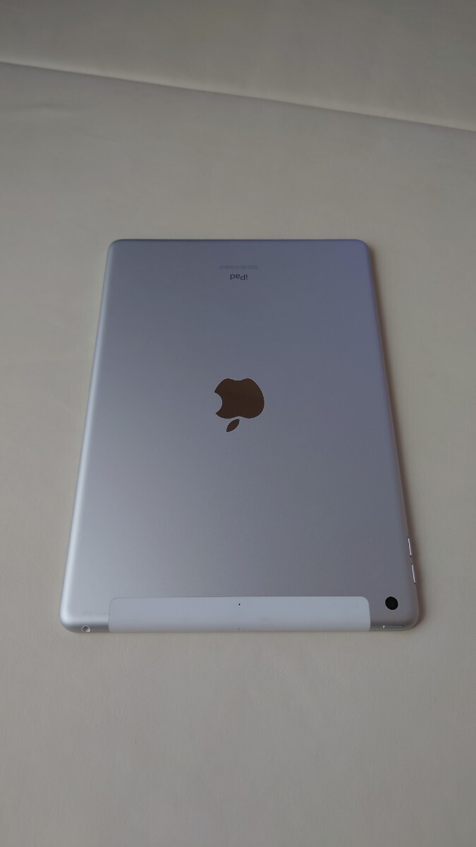 iPad 第8世代 32GB Wi-Fi+Cellularモデル Silverの画像4