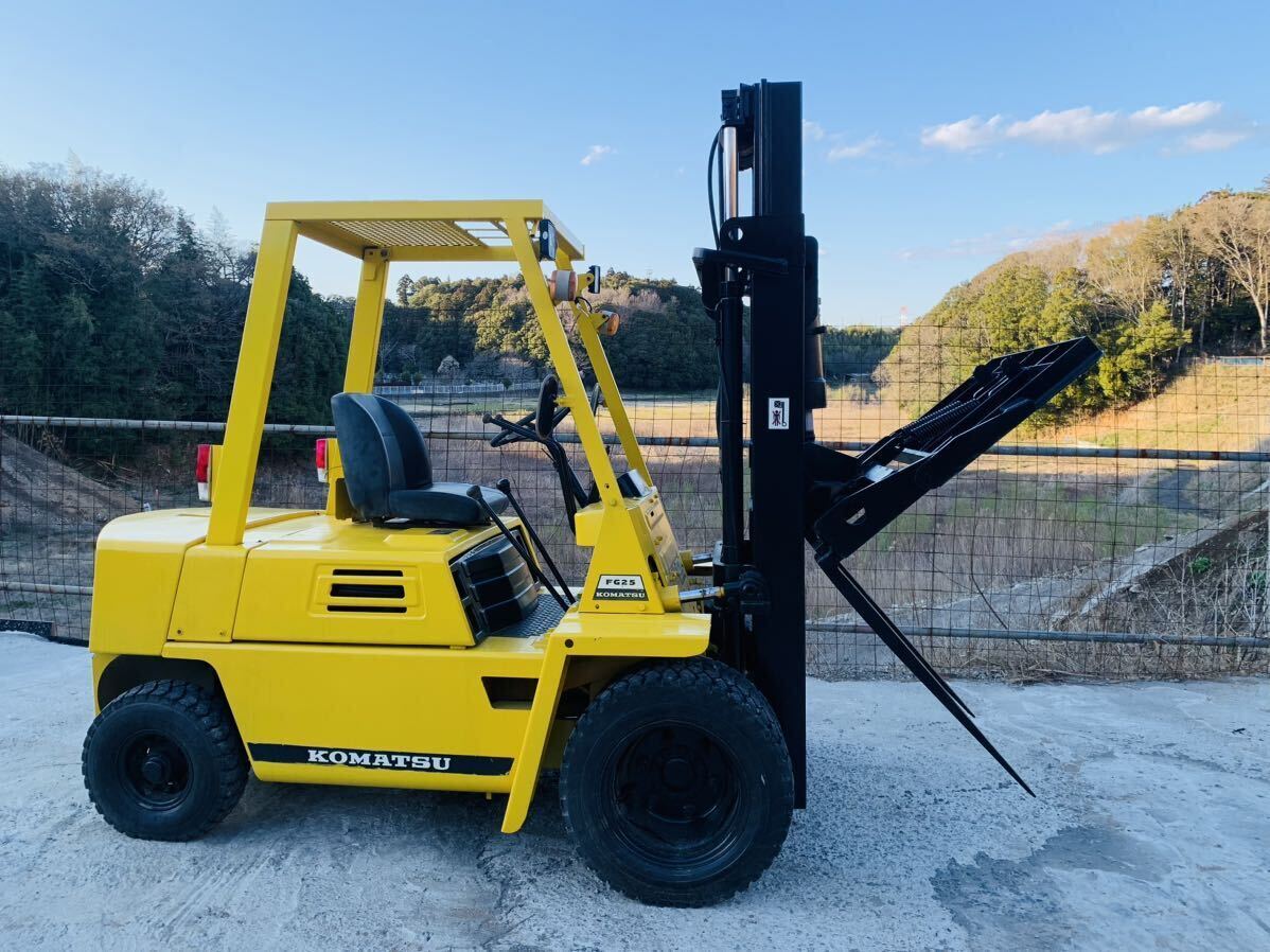 KOMATSU コマツフォークリフト3M ヒンジ フォークリフト 2トン半FG25マニュアル 2500kg中古フォークリフト前ダブルタイヤ下取りOK の画像1