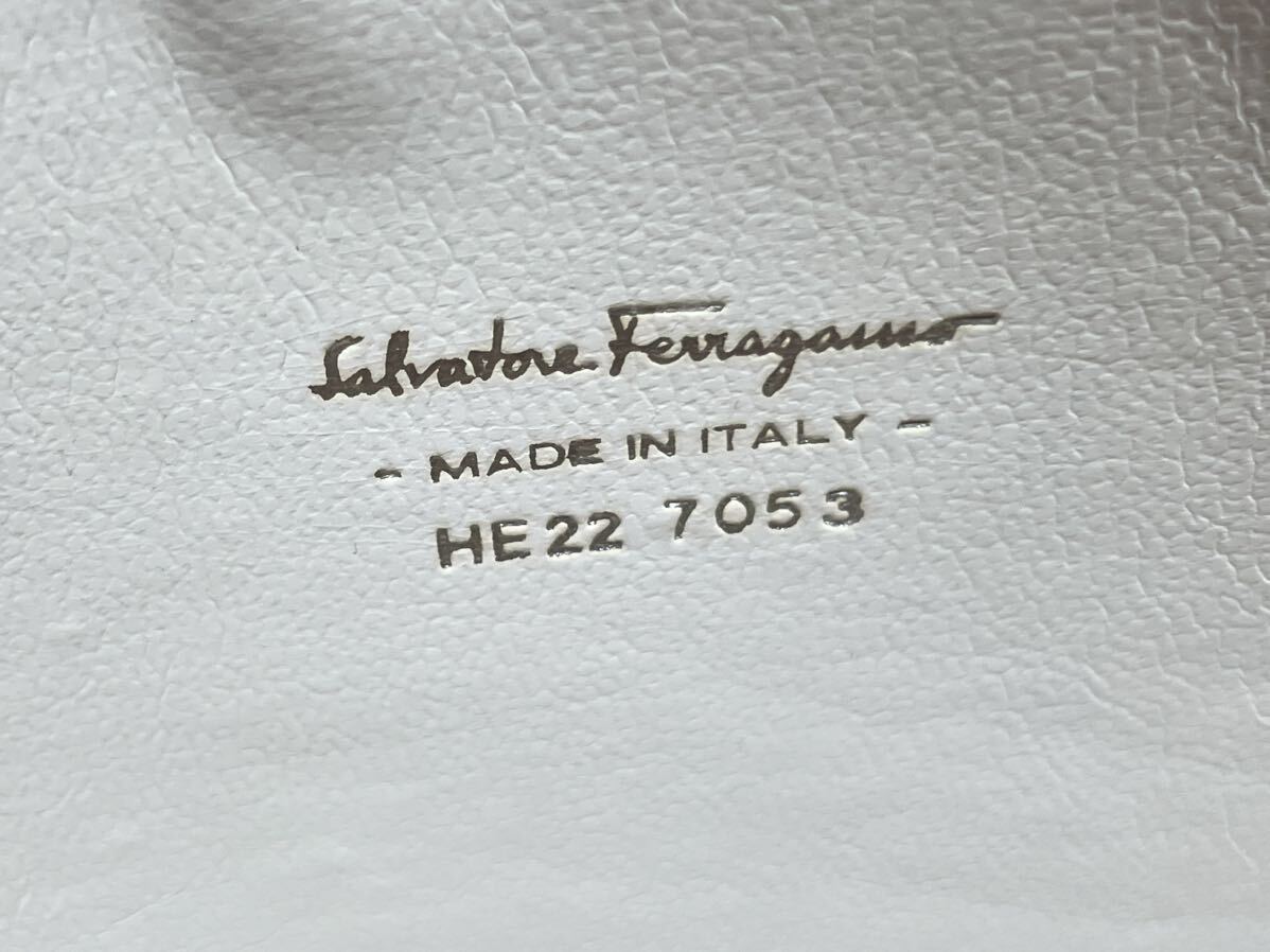 Salvatore Ferragamo　サルヴァトーレ　フェラガモ　HE22 7053　ポーチ　バッグ　小物入れ　イタリア製_画像3